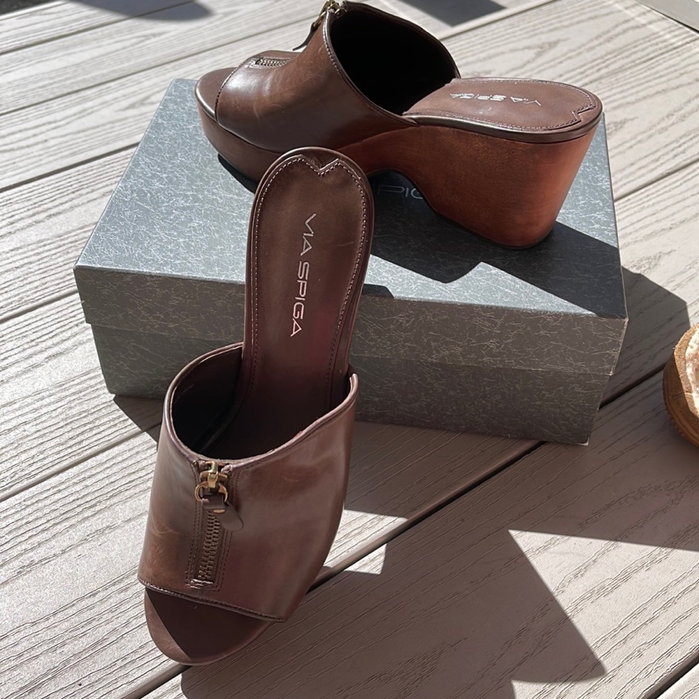 NWT Via Spiga Brown Leather Platform Mule with Gold Zipper